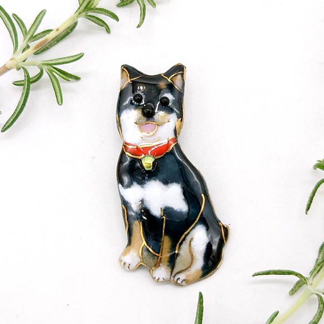 黒柴犬（2023B）の七宝焼ブローチ【受注制作】