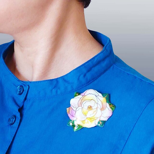 大きな白いバラの七宝焼ブローチ（4カラーバリエーション）【受注制作】