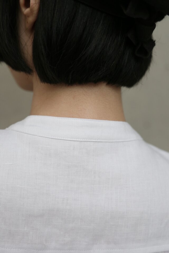 上品な佇まいと、心地よい着心地を兼ね備えた一枚 ピンタックシャツ 