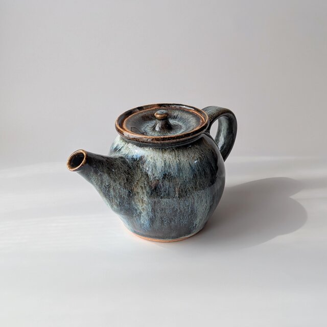 手仕事の温もり漂う — 落ち着きの海鼠釉 急須【手仕事　民藝　和　陶器】