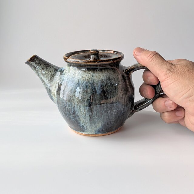 手仕事の温もり漂う — 落ち着きの海鼠釉 急須【手仕事 民藝 和 陶器