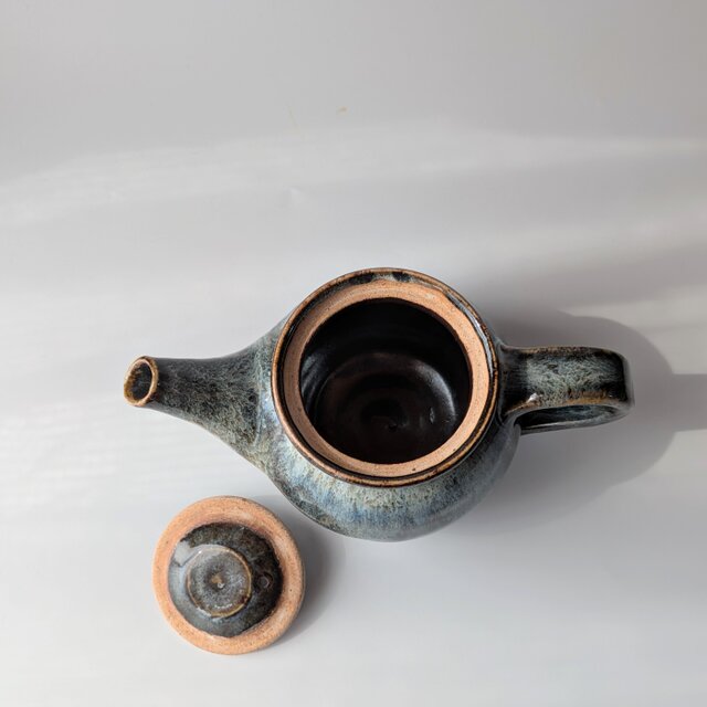 手仕事の温もり漂う — 落ち着きの海鼠釉 急須【手仕事 民藝 和 陶器