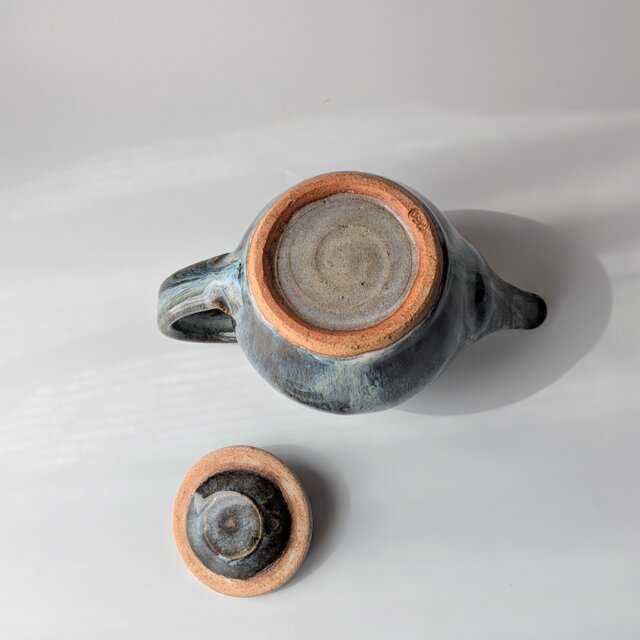 手仕事の温もり漂う — 落ち着きの海鼠釉 急須【手仕事 民藝 和 陶器