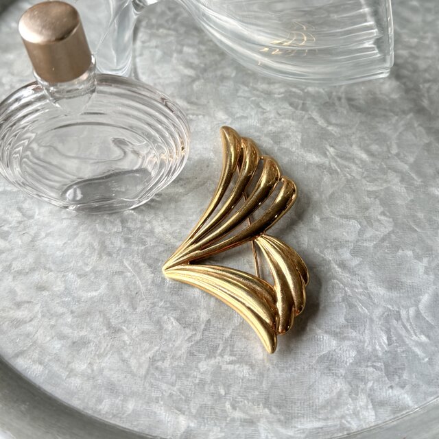 SCM46-【 MONET 】モネ・ヴィンテージブローチ 1980s Gold Tone Fan Openwork