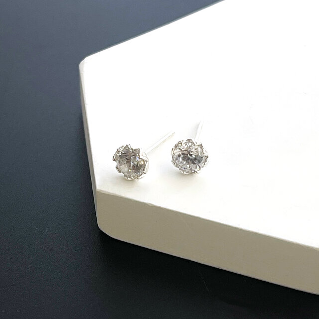 シルバー925 キュービックジルコニアスタッドピアス（クリスタル