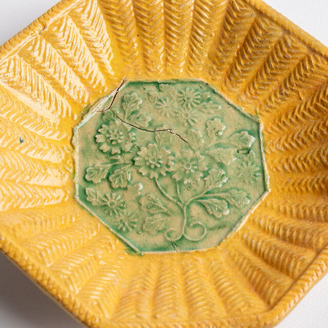 源内焼 陽刻草花文 八角豆皿 個体A | iichi 日々の暮らしを心地よく