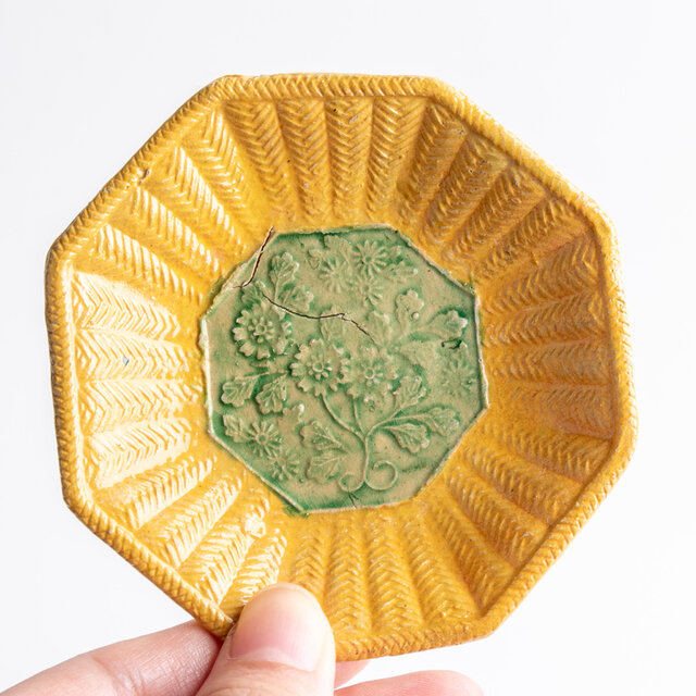 源内焼 陽刻草花文 八角豆皿 個体A | iichi 日々の暮らしを心地よく