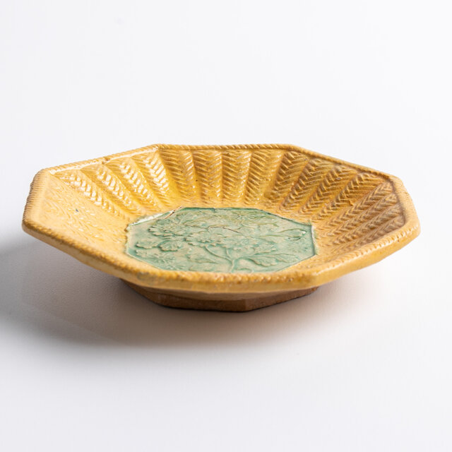 源内焼 陽刻草花文 八角豆皿 個体A | iichi 日々の暮らしを心地よく