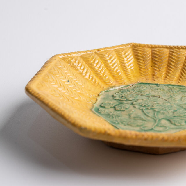源内焼 陽刻草花文 八角豆皿 個体A | iichi 日々の暮らしを心地よく