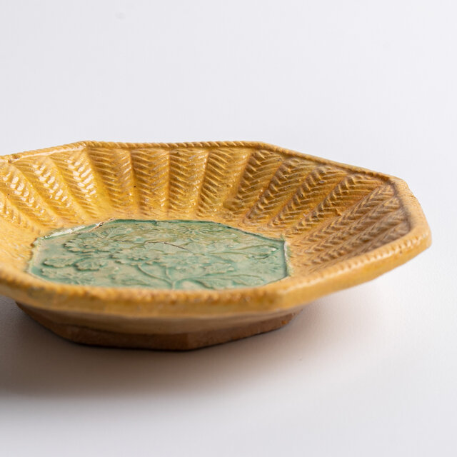源内焼 陽刻草花文 八角豆皿 個体A | iichi 日々の暮らしを心地よく