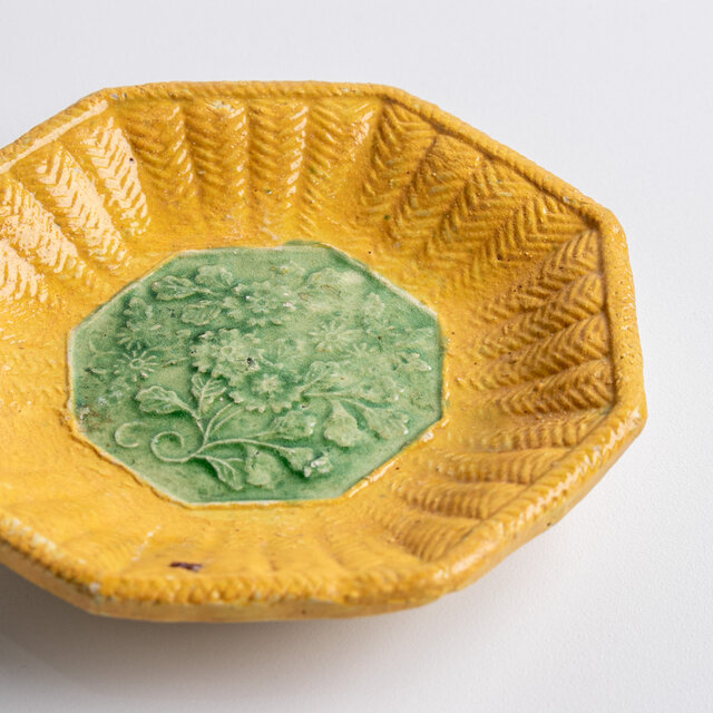 源内焼 陽刻草花文 八角豆皿 個体B | iichi 日々の暮らしを心地よく
