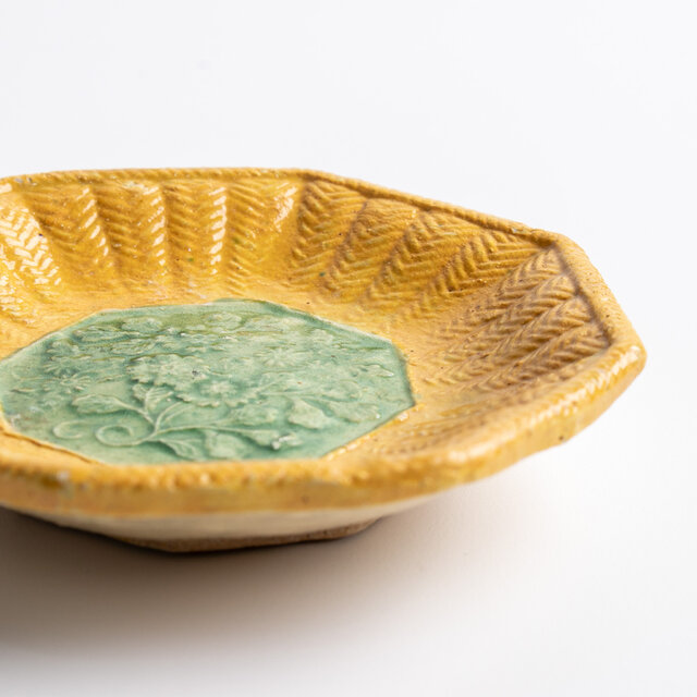 源内焼 陽刻草花文 八角豆皿 個体B | iichi 日々の暮らしを心地よく