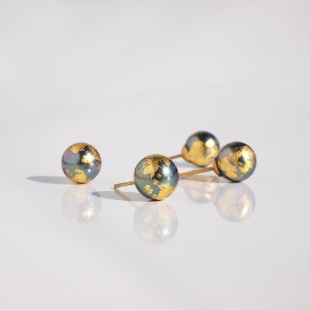 地球ピアス【8mm】金箔とピーコックパールのスタッドピアス アレルギー