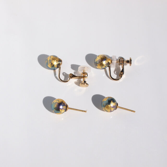 地球ピアス【8mm】金箔とピーコックパールのスタッドピアス アレルギー