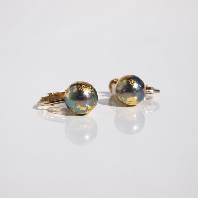 地球イヤリング【8mm】金箔とピーコックパールのイヤリング　ユニセックス