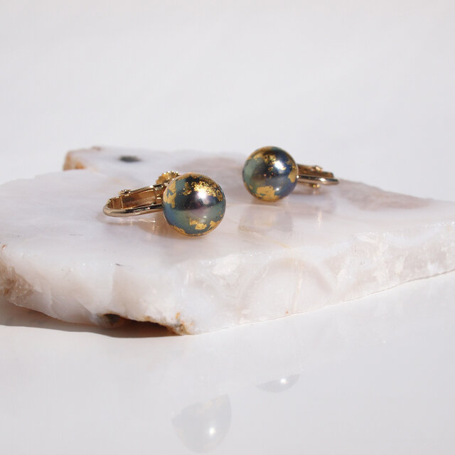 地球イヤリング【8mm】金箔とピーコックパールのイヤリング ユニ