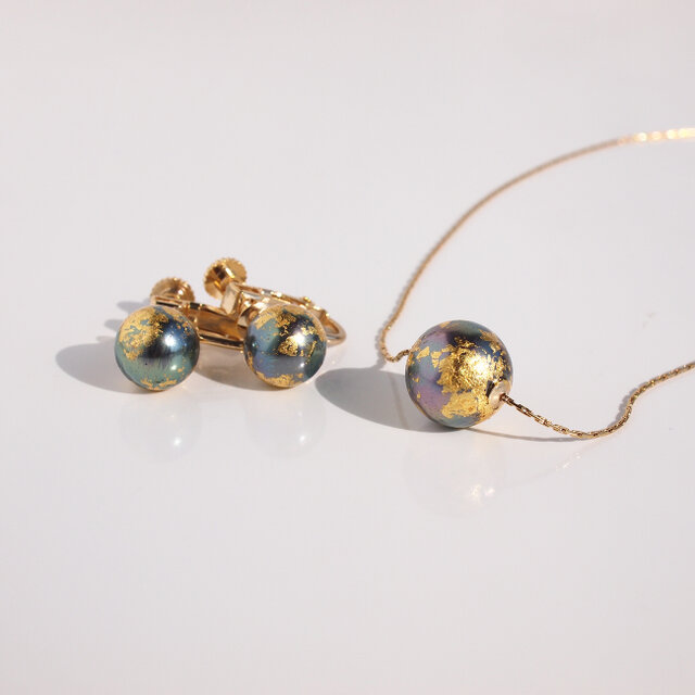 地球イヤリング【8mm】金箔とピーコックパールのイヤリング ユニ