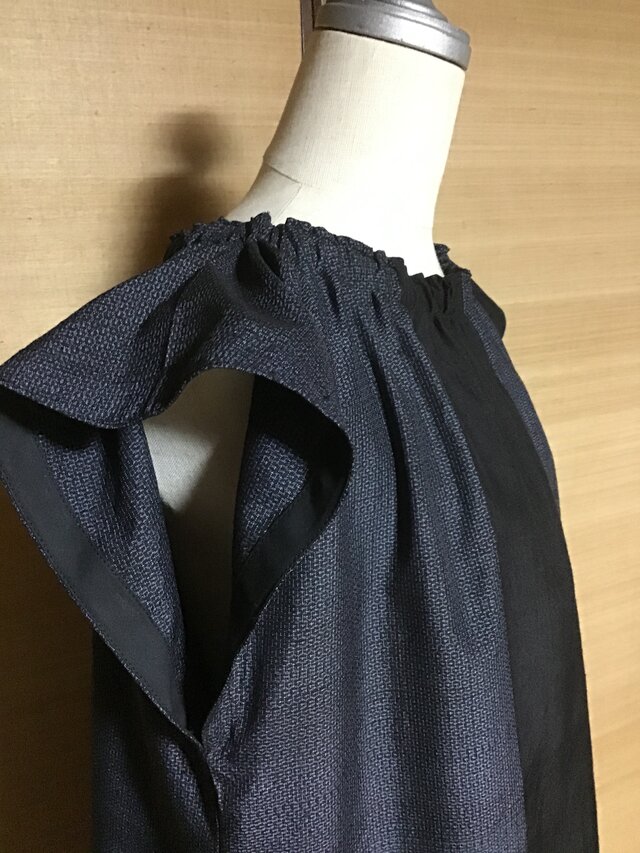 正絹大島紬ワンピース(黒と藍亀甲柄グラデーション) | iichi 日々の