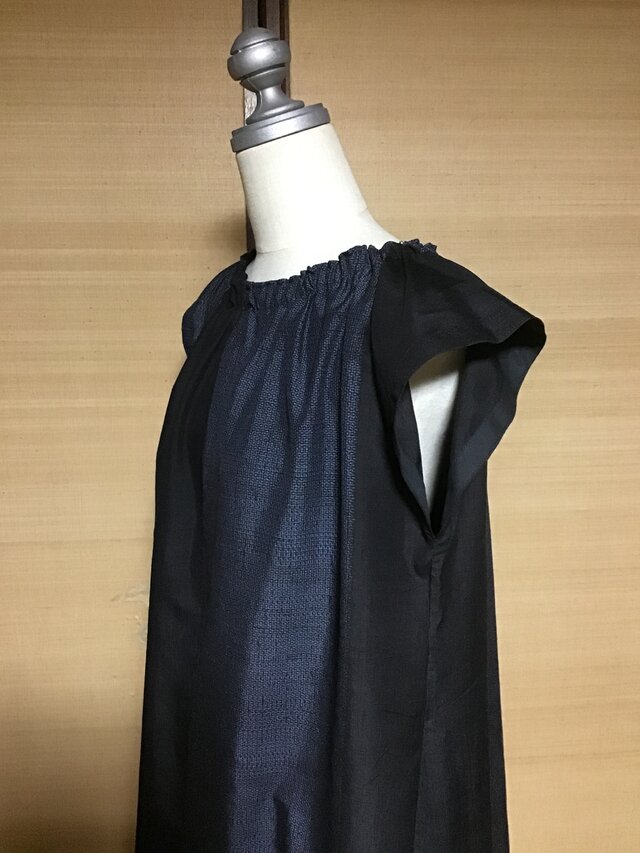 正絹大島紬ワンピース(黒と藍亀甲柄グラデーション) | iichi 日々の 