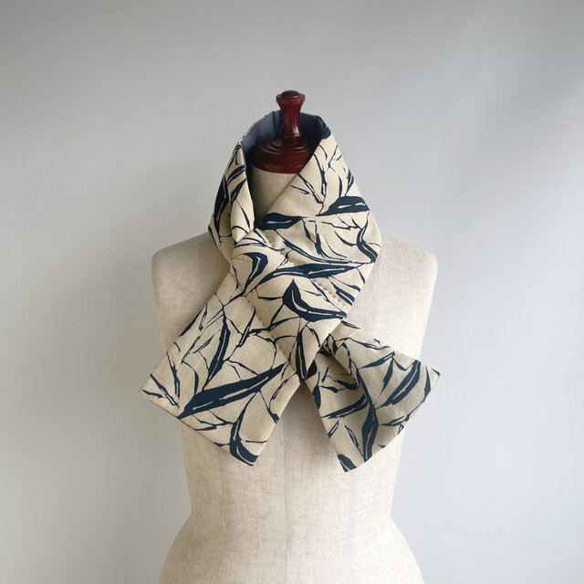 【1点もの】着物 襟巻き ネックウォーマー -絹 縮緬 羽織 解き 生成りに青の草 & 新毛斯 鼠色（ヴィンテージ） NW692