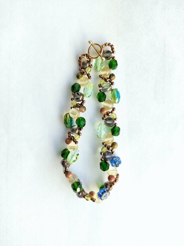 天然石ユナカイトを添えた、深緑と木漏れ陽のチェコビーズブレスレット