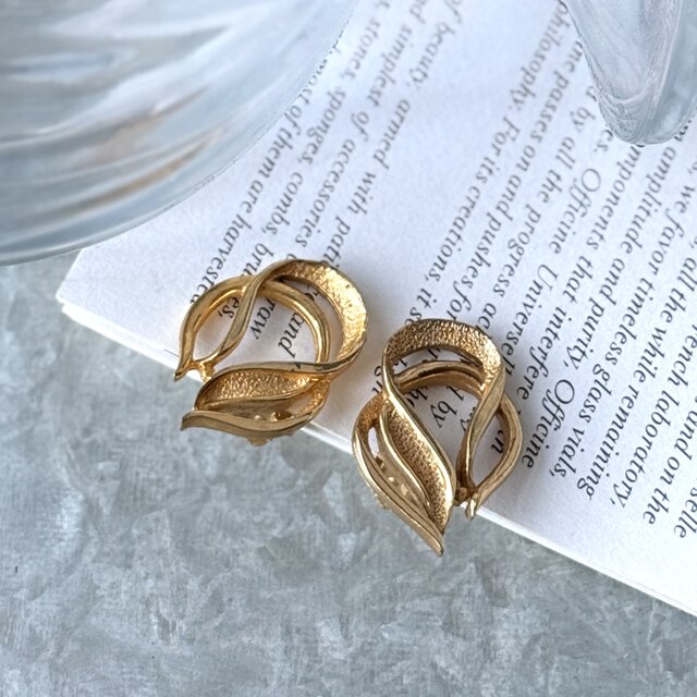 Y1199-ヴィンテージイヤリング U.S.A. 1960〜70's PAT.PEND  Gold Tone Open Leaf