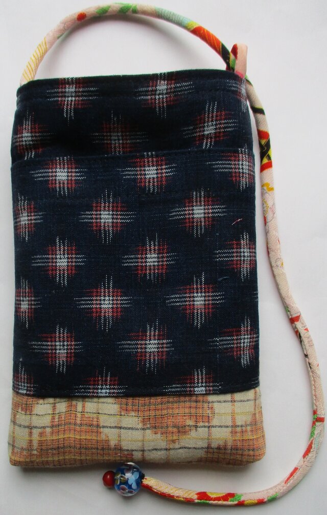 ８４７５　絣の着物で作ったスマホポーチ
