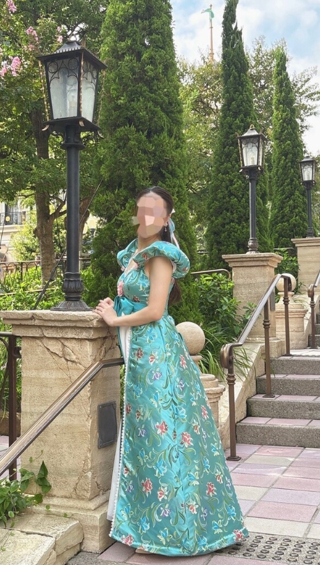 実例写真！カラードレス ブルー パフスリーブ 花モチーフ ロング プリンセスライン 可愛い 前撮り