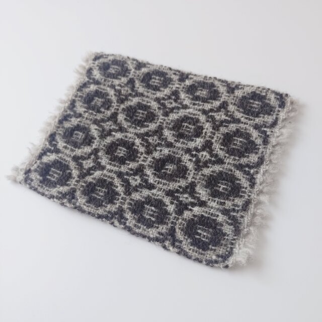 手紡ぎウールのポットマット・グレー《花》