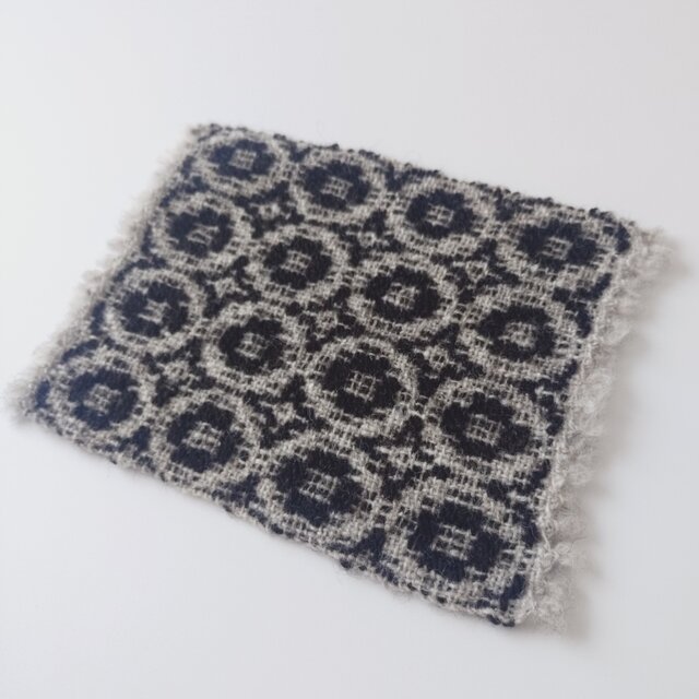 手紡ぎウールのポットマット・黒茶《花》