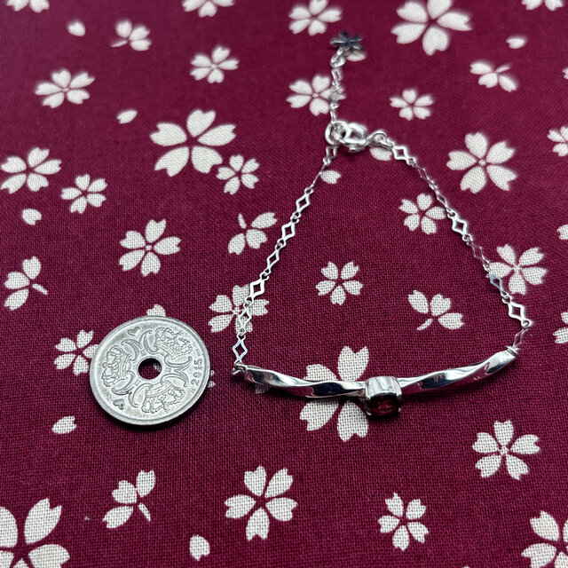 桜が彫られたガーネットのブレスレット、シルバー925 | iichi 日々の