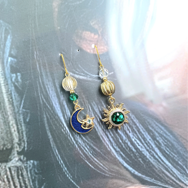 月と太陽 moon sun☀︎darkピアス エメラルド クリア No.1267 | iichi