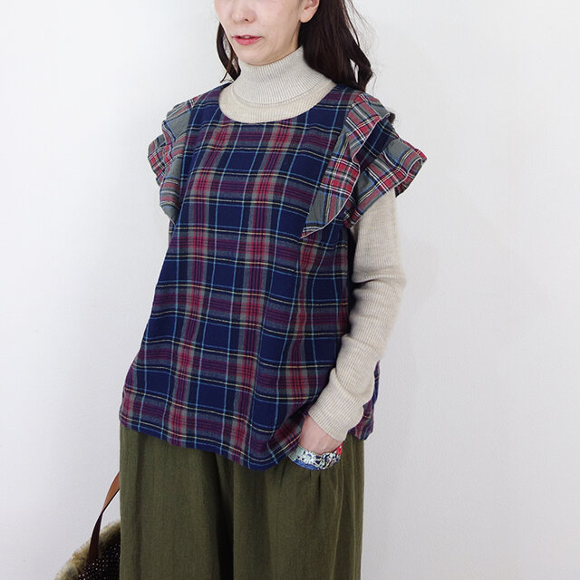 ネイビータータンとグレーアクセント・二段フリルプルオーバー