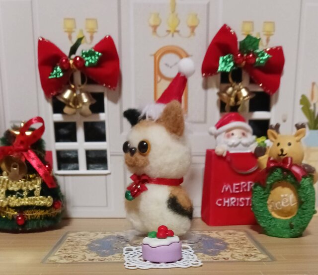 羊毛フェルト サンタ帽の三毛猫ちゃん スタンド・ケーキ付き | iichi