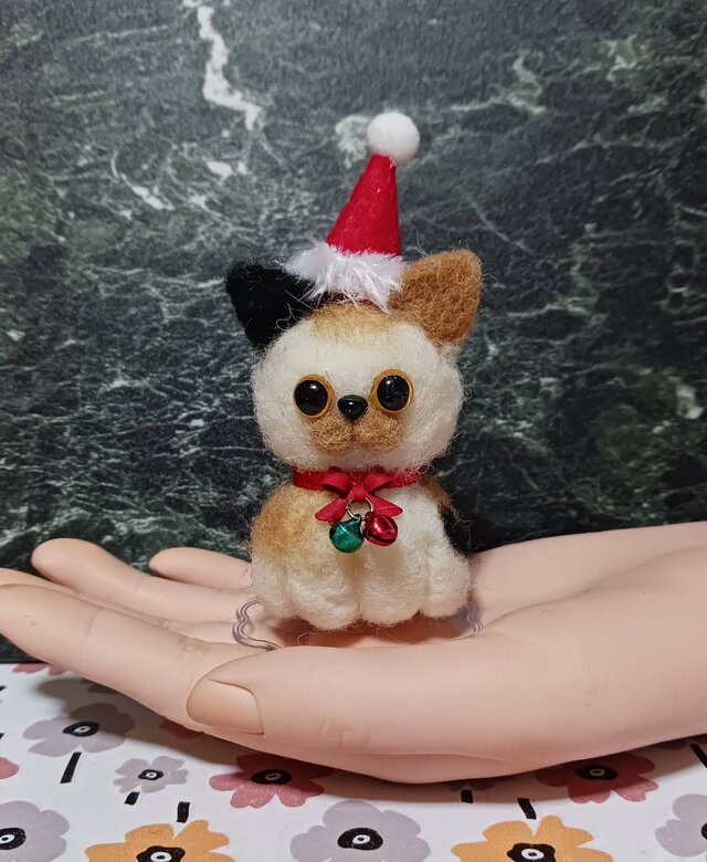 羊毛フェルト サンタ帽の三毛猫ちゃん スタンド・ケーキ付き | iichi