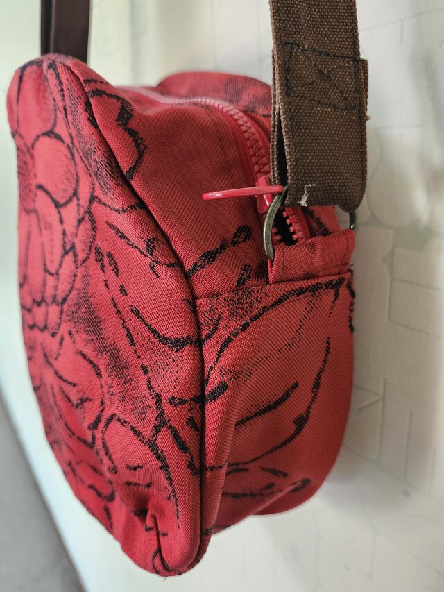 366 帯リメイク　華やかな孔雀のふっくらショルダーバッグ　匿名配送 帯リメイクバッグ 煌めく孔雀 Mサイズ 和装バッグ 帯バッグ