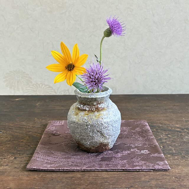 一輪挿し　ミニ花入　ミニミニ花瓶　ミニミニ花入　花入れ　小壺　荒土うずくまる型　陶器　フラワーベース　和陶器