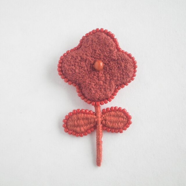 ビーズ縁取り モコモコお花の刺繍ブローチ 赤 | iichi 日々の暮らしを