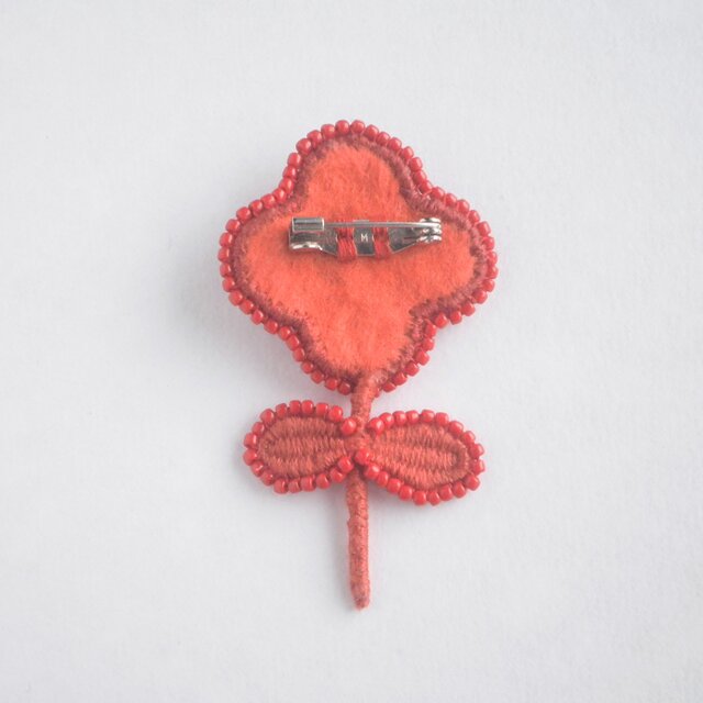 ビーズ縁取り モコモコお花の刺繍ブローチ 赤 | iichi 日々の暮らしを