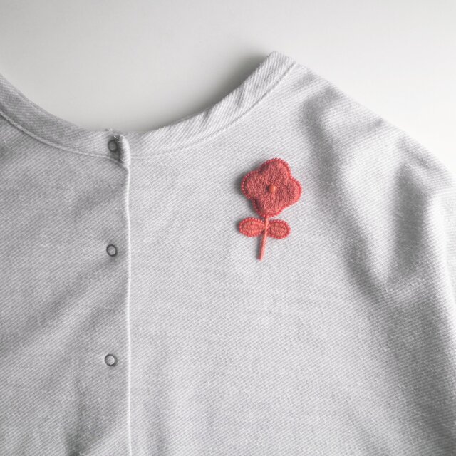 ビーズ縁取り モコモコお花の刺繍ブローチ 赤 | iichi 日々の暮らしを