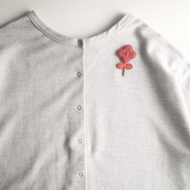 ビーズ縁取り モコモコお花の刺繍ブローチ 赤 | iichi 日々の暮らしを