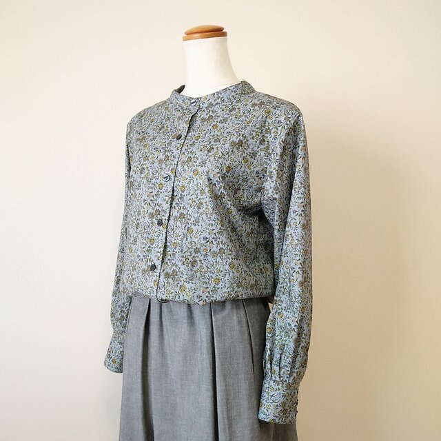 スタンドカラーブラウス oriental flowers ブルーグレーＭ~Lサイズ