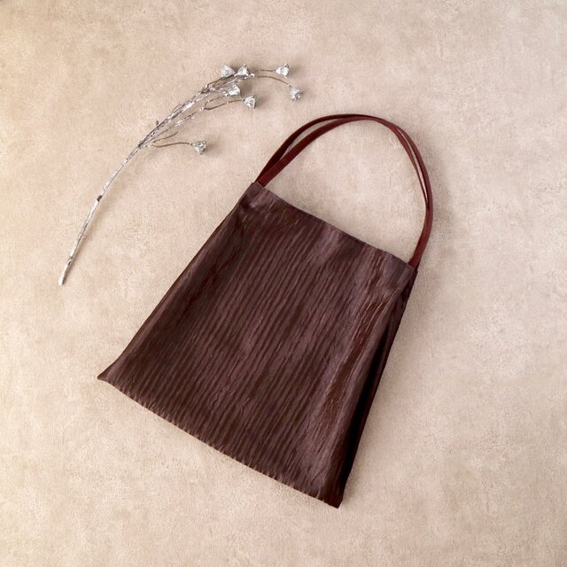 控えめな光沢の二重織ワッシャー　ぺたんこショルダーバッグ