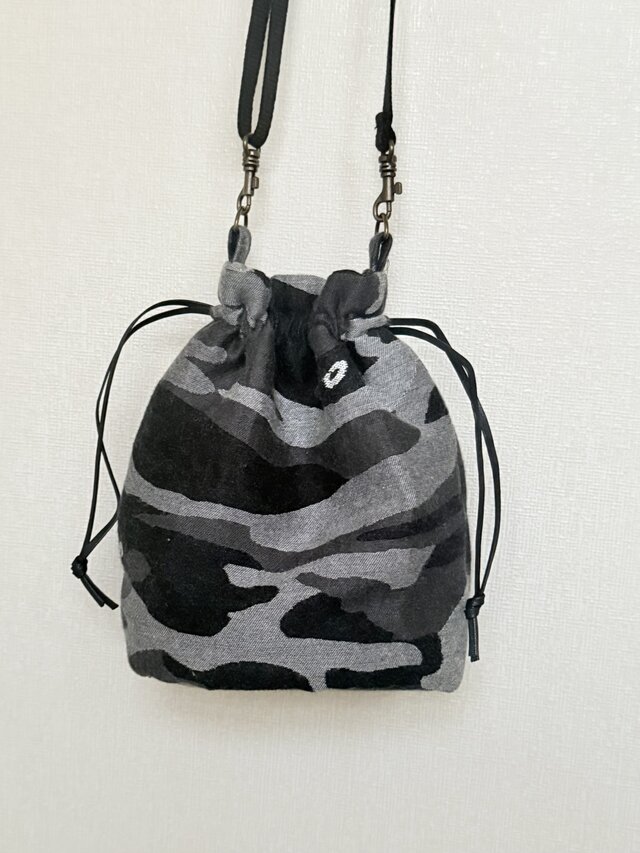 播州織の巾着型ショルダーバッグ（モノトーンカモフラ）