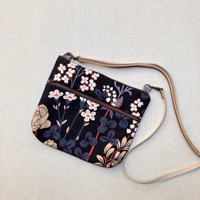 ミニショルダーバッグ　ポシェット　北欧の庭、黒