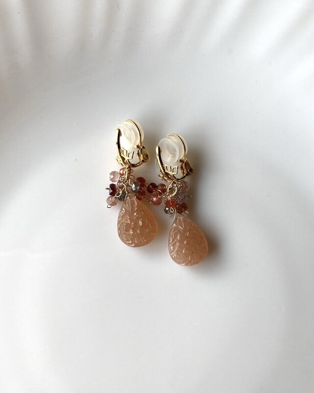 カービングムーンストーンとスピネルのソフトタッチイヤリング