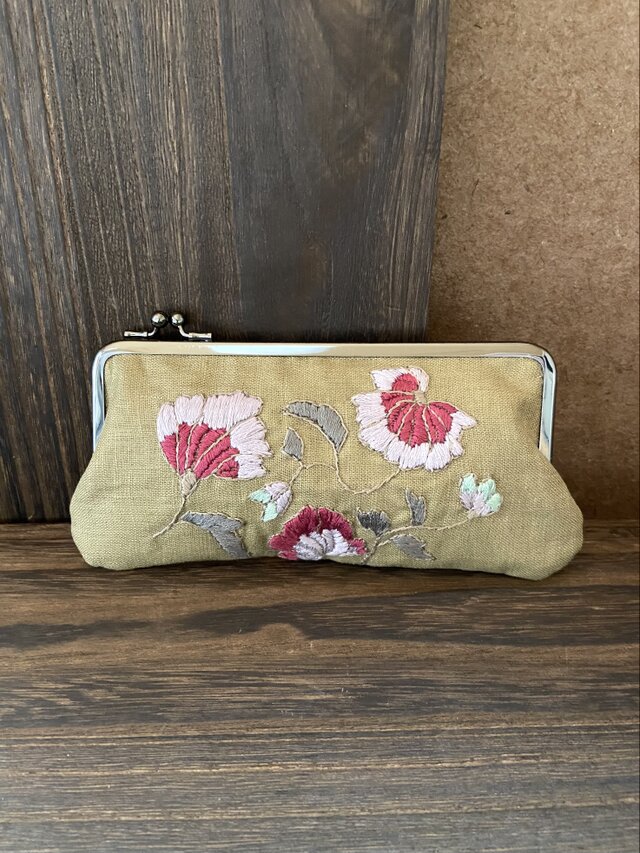 なっきです♪草花のリース刺繍　ペタンコポーチ　ハンドメイド なっきです♪草花のリース刺繍 ペタンコポーチ ハンドメイド