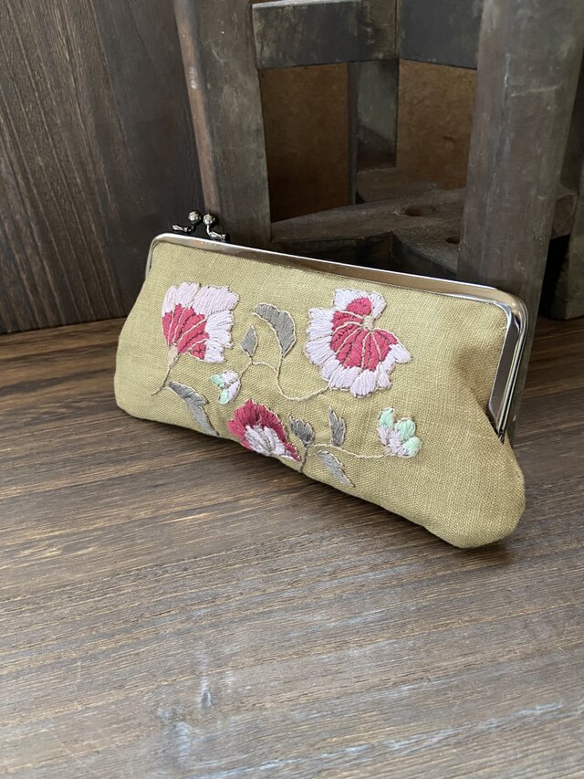 なっきです♪草花のリース刺繍　ペタンコポーチ　ハンドメイド なっきです♪草花のリース刺繍 ペタンコポーチ ハンドメイド