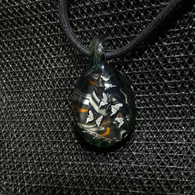 ハロウィンバタフライ（ガラス、トンボ玉、一点物、伝統工芸、ネックレス）