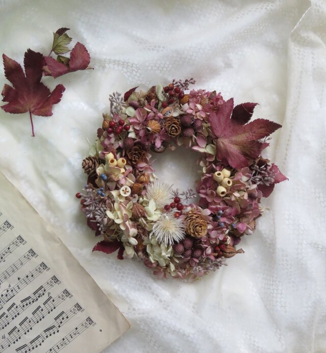 Dance of autumn leaves and nuts（ドライフラワーリース）